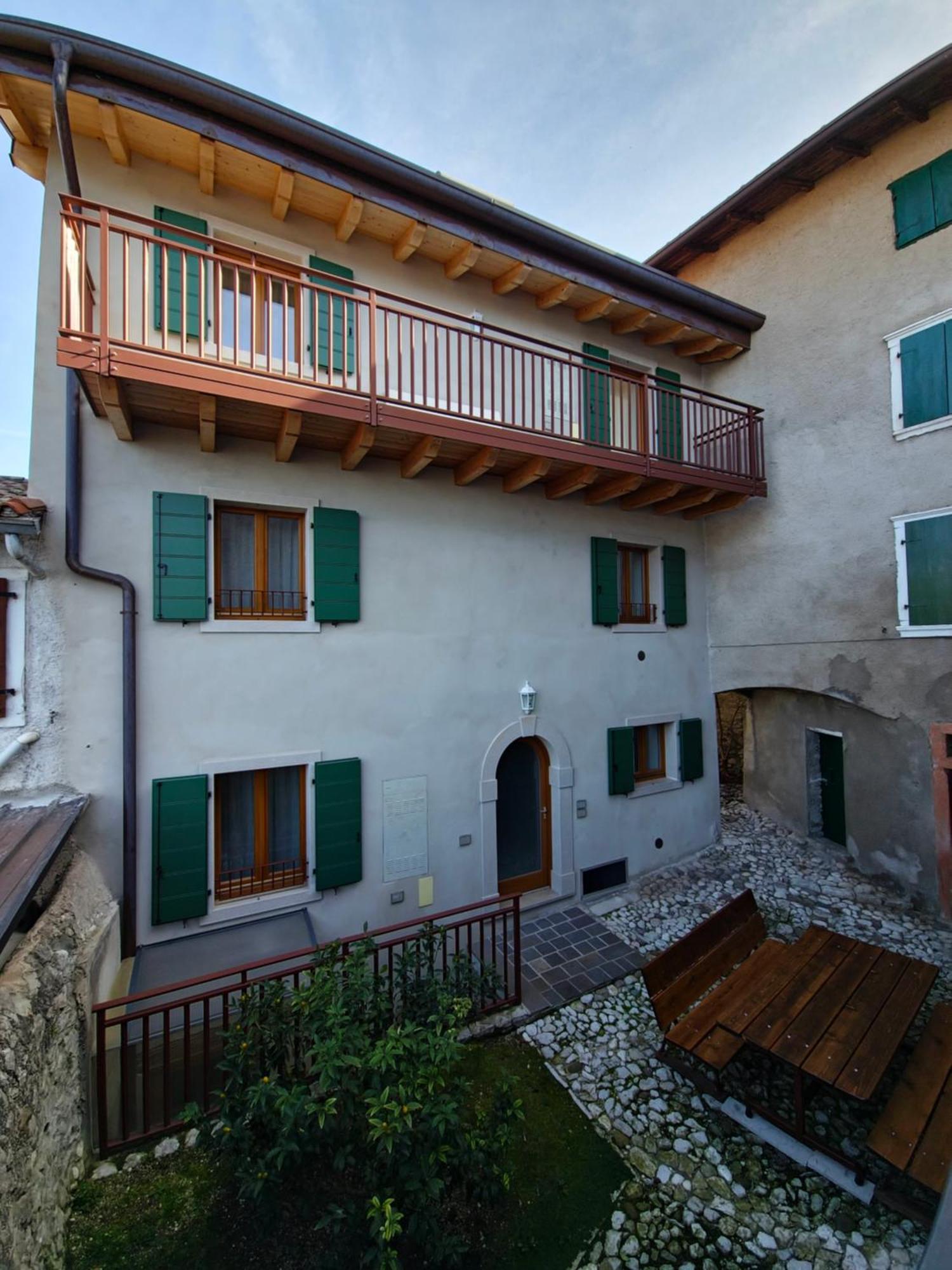 Casa Antico Borgo - Appartamento 1 Асенца ди Бренцоне Екстериор снимка
